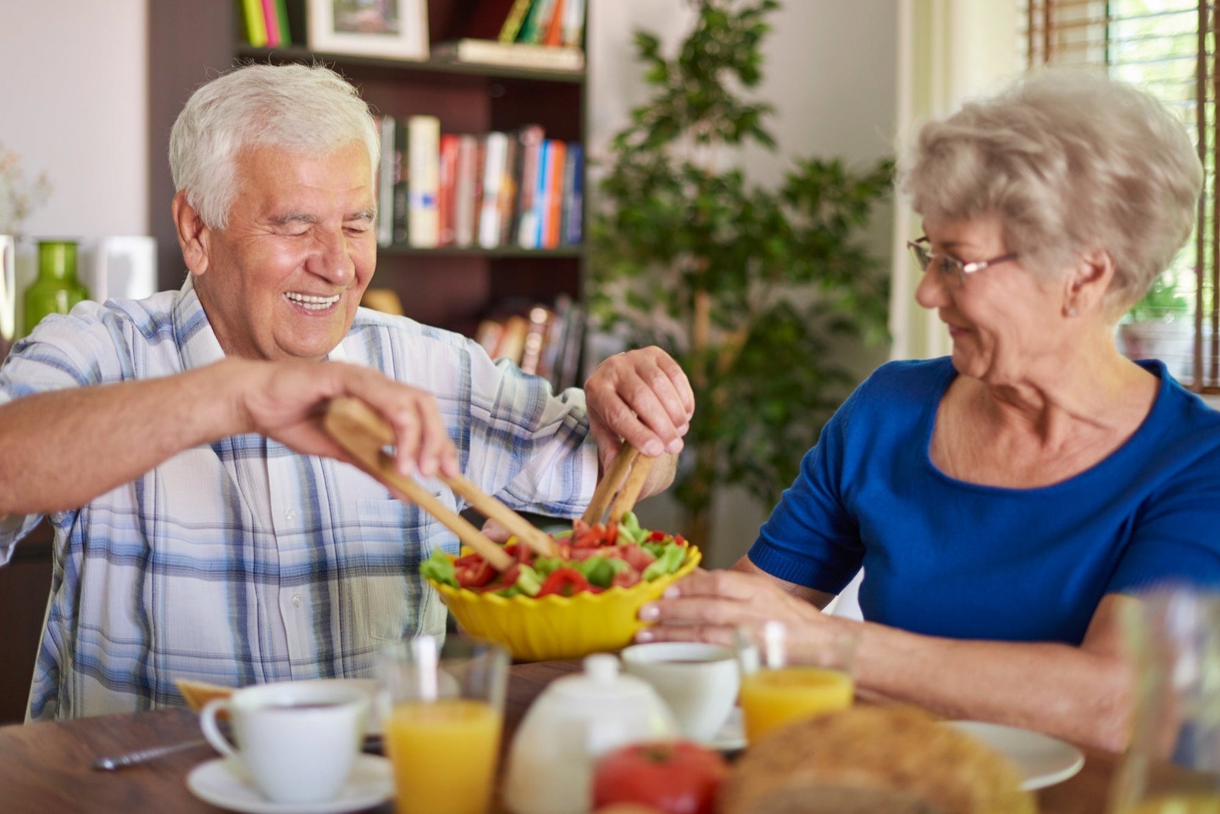 Tips to help someone with Alzheimer at meal time