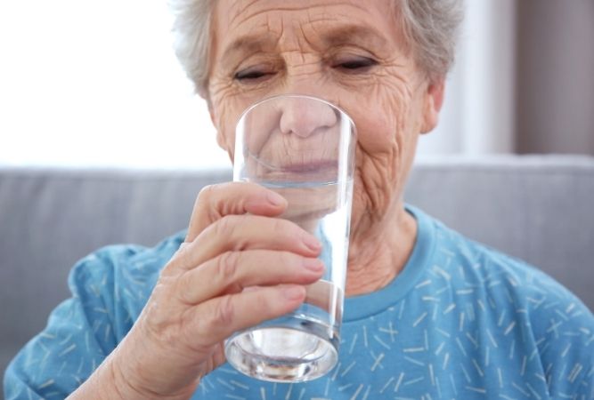 Helping a Loved One Stay Hydrated During a Heatwave: A Guide for Caregivers